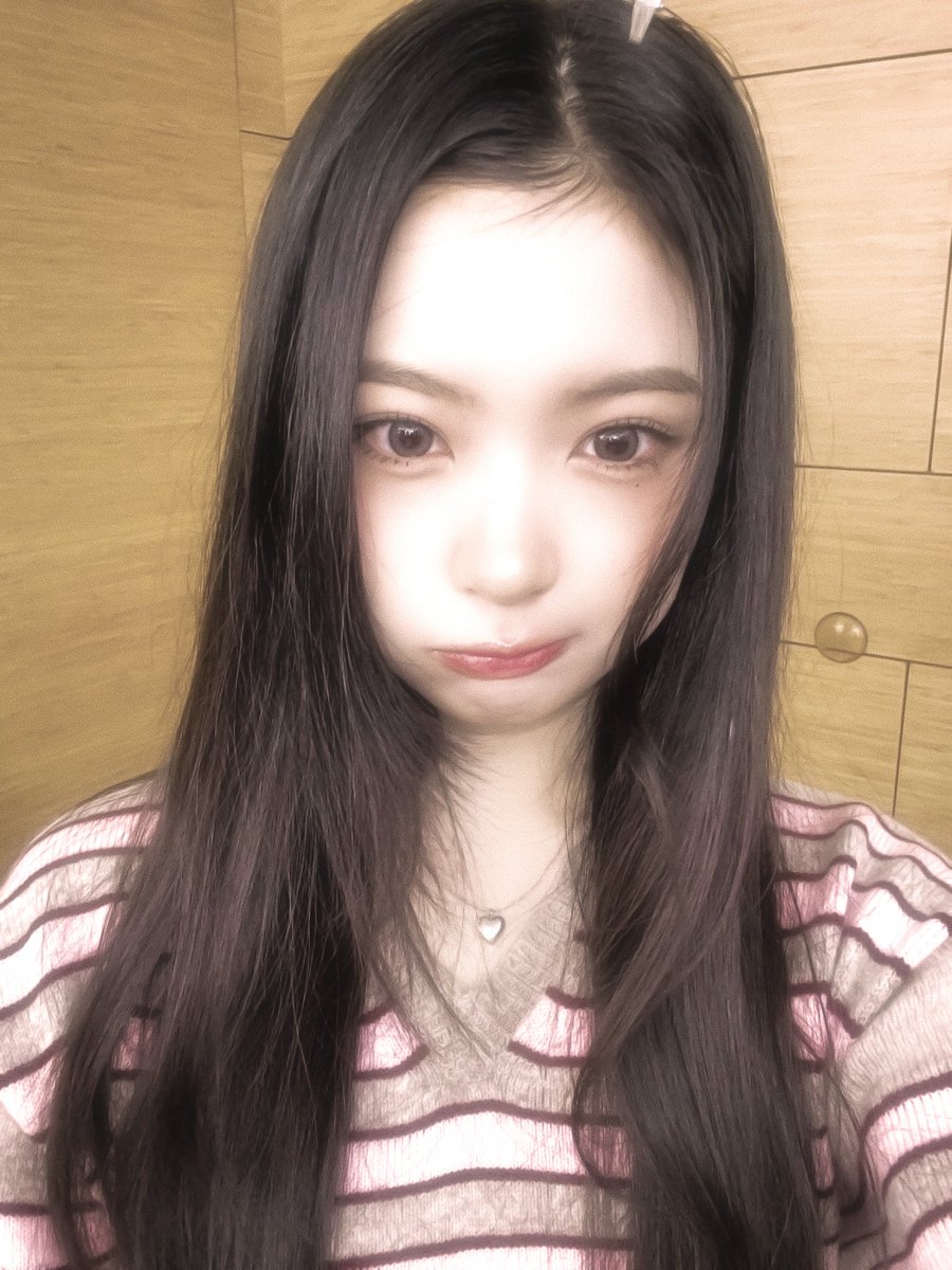 vrora's tweet image. accidentally looking like the softest pouty peach★🍑!! i swear i was only checking my camera but somehow ended up serving ‘cute-but-pretending-not-to-care’ energy. anyway… here’s your daily dose of my sweet, soft chaos. enjoy it, okay?