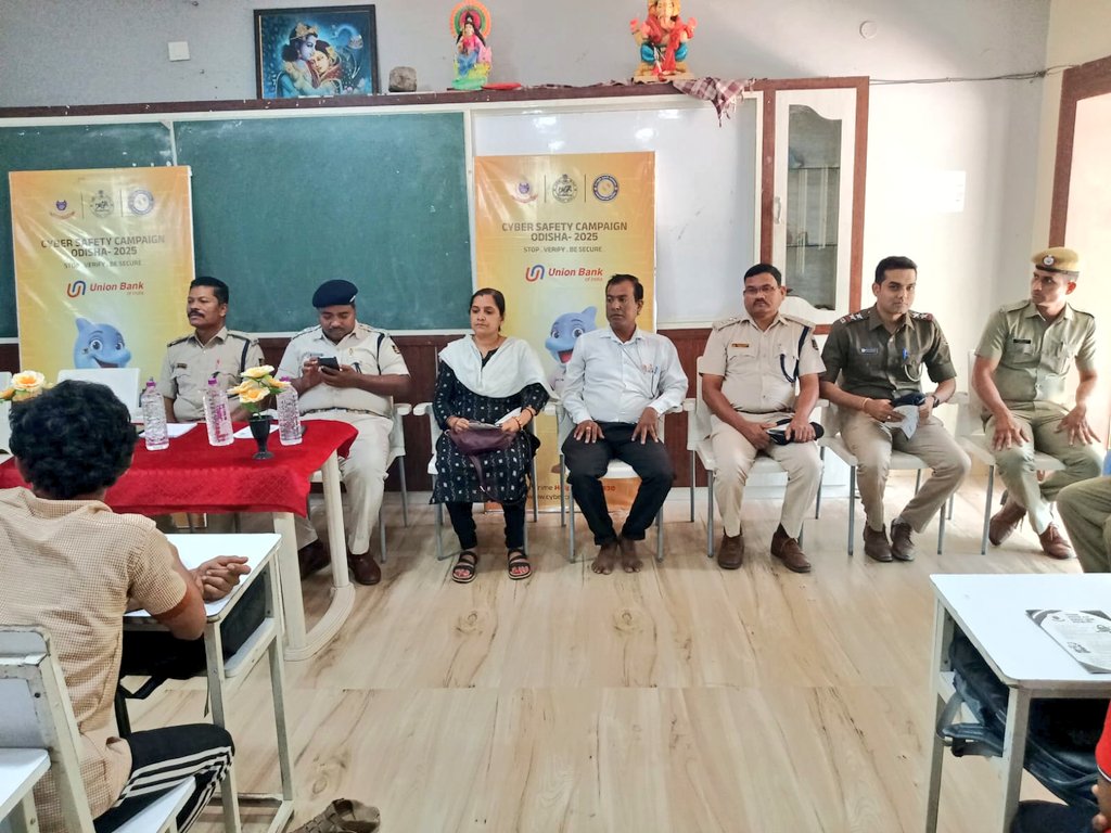 SP_BERHAMPUR's tweet image. Addl. SP Kailash Ch. Buruda &amp;amp; team empower students of Shri Guru Adivasi Residential High School with cyber awareness. Students learned about cyber threats, safe social media practices &amp;amp; digital security best practices to stay safe online.

#CyberAwareness 
#DigitalSecurity