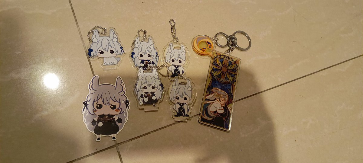 Otsu CF Day 1. Penuh dengan gacha bnnuy meskipun 2 dupe its okey lah. Suka banget glossy keychain dari <a href="/FionaClearesta/">Fio 🐰</a> pinggirannya sedikit tidak mulus tapi secara overall look bagus dan puas bangett. Sayang banget mau dipasang keychainnya😭