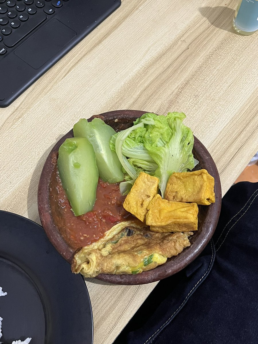 Just a cowek of comfort food i keep cooking in kosan that never dissappoints (sambel rebus ftw)