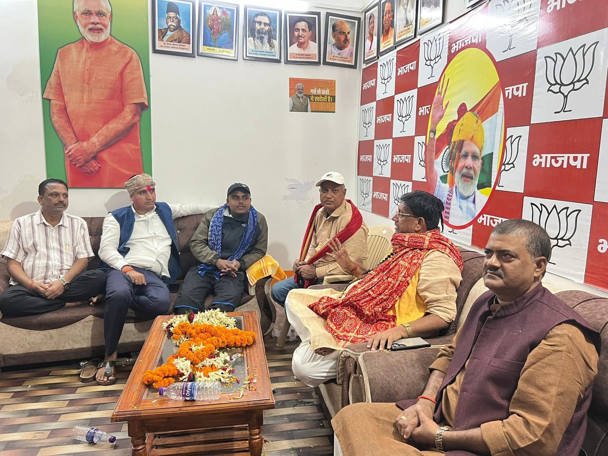 Ershailendrabjp's tweet photo. 🇮🇳 बिहपुर एनडीए कार्यालय में संगठन को और मजबूत करने के संकल्प के साथ 🇮🇳

आज बिहपुर NDA कार्यालय में पंकज कुमार चौधरी उर्फ़ मुन्‍नाजी को अंगवस्त्र प्रदान कर NDA में उनकी घर-वापसी का सम्मानपूर्वक स्वागत किया गया।इस अवसर पर जदयू राज्य परिषद सदस्य बुलंजी चौधरी भी उपस्थित रहे।

इसके बाद कार्यकर्ताओं संग सार्थक चर्चा हुई— कैसे हर कार्यकर्ता क़रीबी रूप से क्षेत्रवासियों से जुड़े, नियमित रूप से कार्यालय आते रहें और मिलकर क्षेत्र की हर छोटी-बड़ी समस्या के समाधान में सक्रिय भूमिका निभाएँ।

संगठन तभी मजबूत होता है जब कार्यकर्ता सक्रिय, जागरूक और जनता के बीच निरंतर उपस्थित रहें—और बिहपुर की टीम आज इसी संकल्प के साथ खड़ी है।

#Bihpur #NDA4Bihar #TeamBihpur #SangathanShakti
#HarGharNDA #VikasKeSankalp #JanataKeLiyeNDA