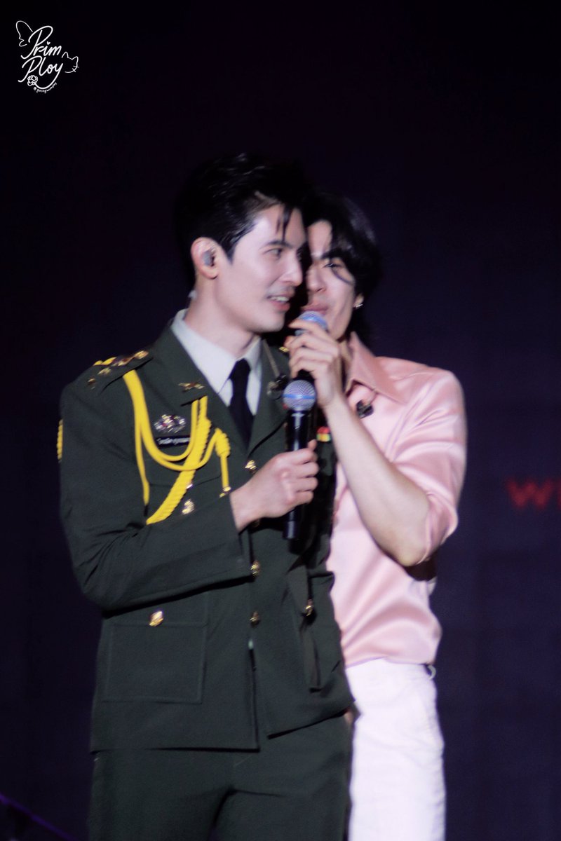 อรืม สนมายมันแซ่บนะ 😀 เล่นมุขเสร็จแล้วเอียงไปอ้อนพี่สนว่าตัวเองเล่นมุขแป้ก เชื่อแล้วว่าวันนี้เป็นน้องวาวาจริงๆ

#ShineBKKFancon #ShineFancon
#MilePhakphum #sonyuke