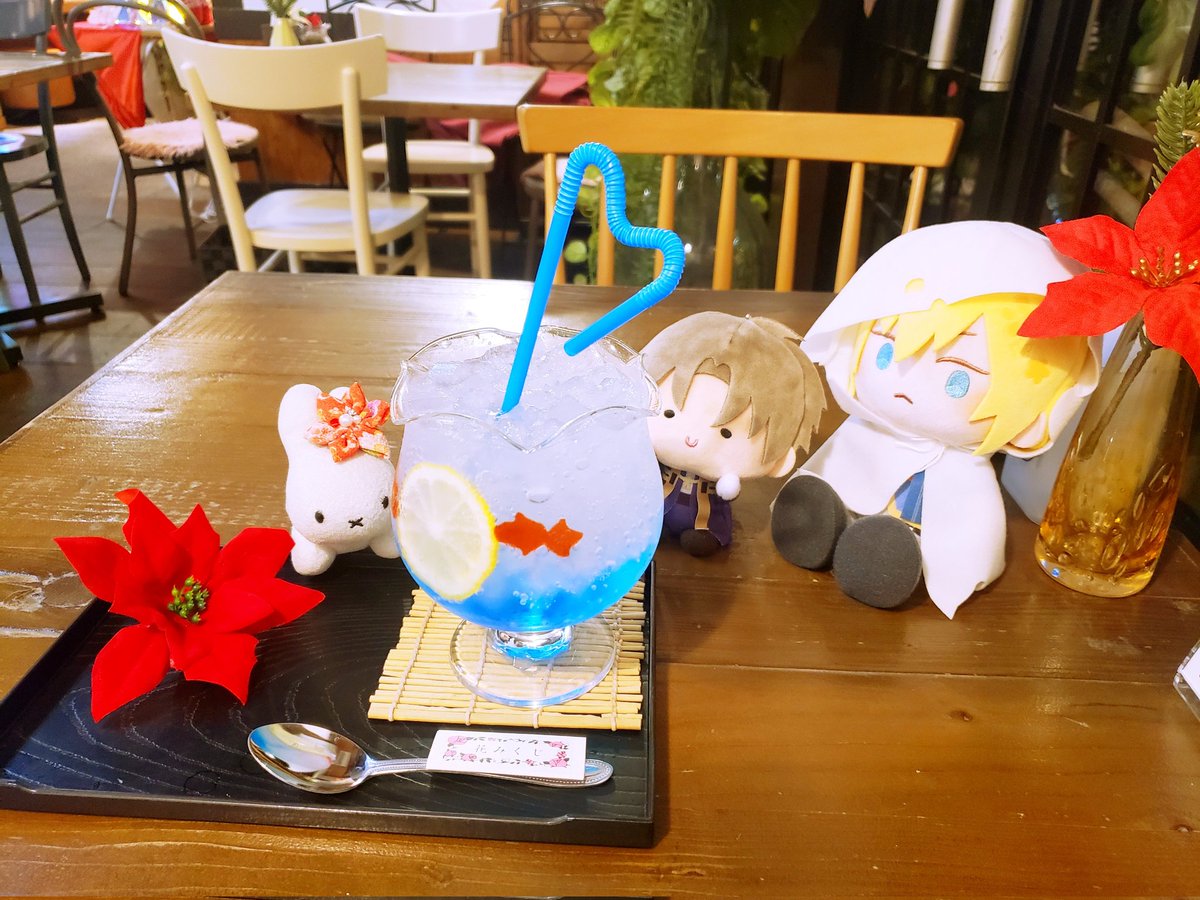 EstOrbis's tweet photo. 遅くなっちゃったけど、帰りに行ってみたかった金魚亭さんへ💡

金魚鉢ソーダ可愛い💖✨

国広、ずっと金魚さん気にしてる……www

二枚目『主、金魚はどこだ？』って探してるみたい✨
( *´艸`)

#刀剣乱舞 
#わんぱく刀剣乱舞 
#んまほっぺ刀剣乱舞 
#ブルーナ 
#ぬい活 
#川越 
#金魚亭 https://t.co/pwGs6Fq3Wb