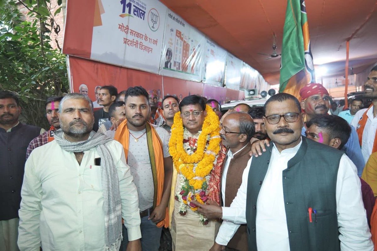 Ershailendrabjp's tweet photo. आज बिहपुर NDA कार्यालय में कार्यकर्ताओं द्वारा किया गया
उत्साहपूर्ण स्वागत—मुकुट, अंगवस्त्र, फूलमाला के साथ— एक परिवार जैसा अपनापन लेकर आया।

तस्वीरों में दिखता यह उत्साह सिर्फ जश्न नहीं, जनता के विश्वास और कार्यकर्ताओं के अथाह समर्पण का प्रतीक है।

आप सभी के सहयोग और आशीर्वाद के साथ बिहपुर विकास की नई ऊँचाइयों को छूने के लिए तैयार है।

#BihpurNDA #VijayKaJashn #KaryakartaJaiHo
#VikasYatra #TeamSpirit #NDA2025