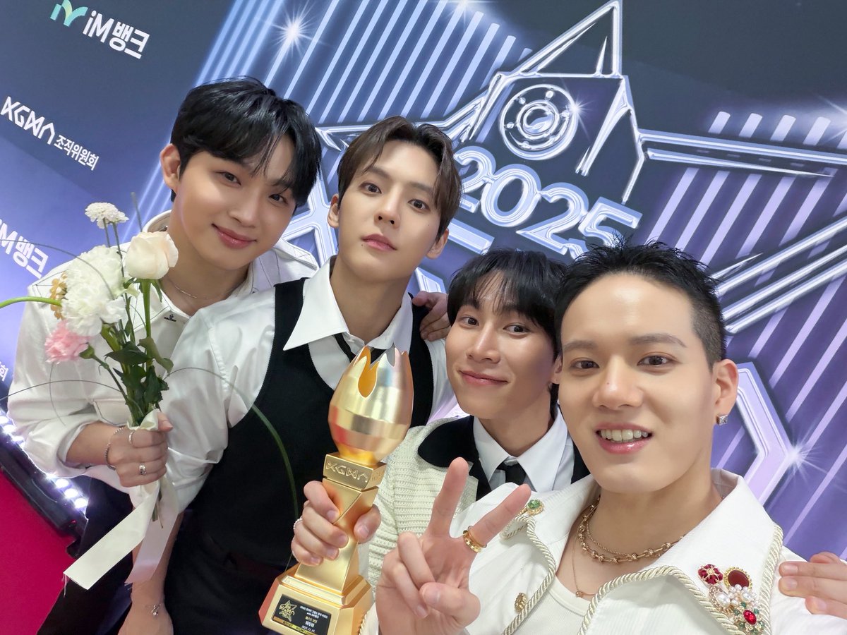 [📂]

📂 B:CHIVE
└📁 #KGMA2025 

🏆 베스트 보컬상 수상하였습니다 🏆

아낌없이 사랑만 주는 멜로디 덕분에
영광을 누릴 수 있었습니다
남은 올해와 앞으로도 멜로디를 위해
감동적인 모습만 보여드릴게요 💙

#비투비 #BTOB
#서은광 #SEOEUNKWANG
#이민혁 #LEEMINHYUK
#임현식 #LIMHYUNSIK