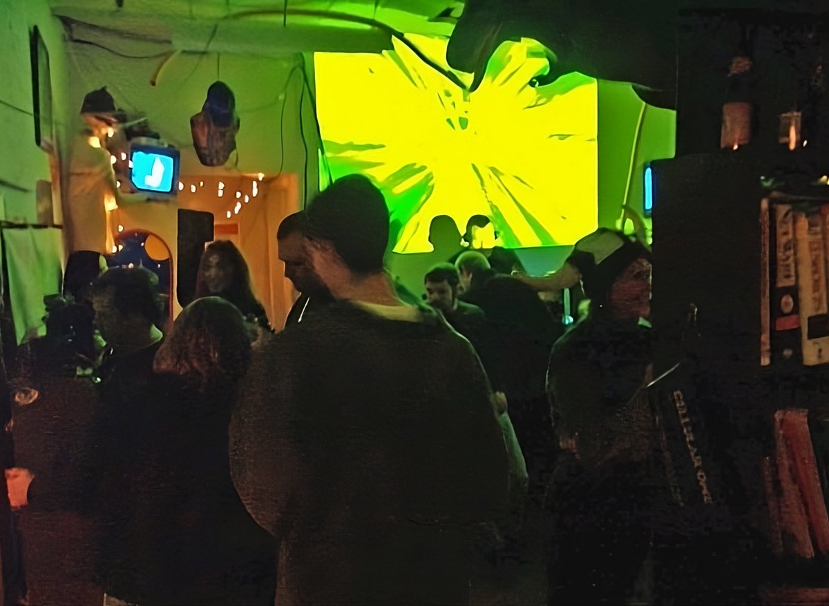 WeldPond's tweet image. I&apos;m heartbroken to share that my friend of 30 years, Arthur Phillip Delchi, @A_P_Delchi, DJ Delchi, FIRST REGENT OF GOTHAM—has left us. 

A founding force behind DEF CON’s Hackers with Disabilities village, a L0pht regular who DJed our wildest parties (two of those moments…