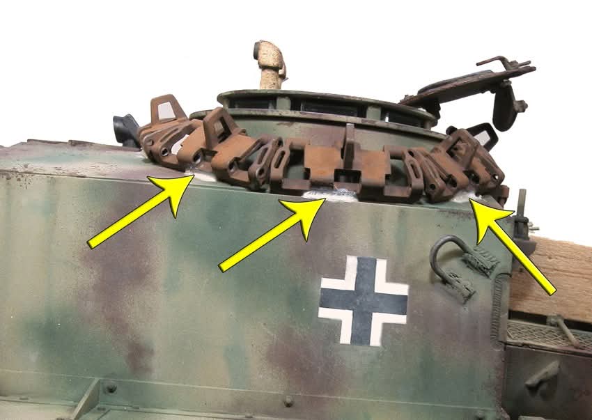 Una cosa poco conocida de los #STUGIII, es cuando apareció cierto nivel de "improvisación" en algunos vehículos del tipo Ausf.G.
En los cuales se les soldaba (en la torre del comandante) algunos eslabones de las orugas.
🇩🇪
#Panzer #WW2 #WWII #ciriosidades #Coolest #amazingthings