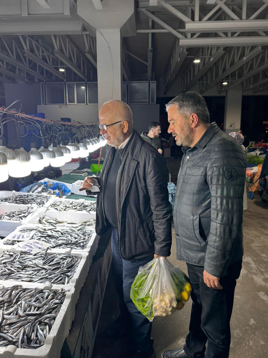 Ertugrulcetin06's tweet photo. Pazar alışverişine çıkan hemşehrilerimizle sohbet edip hal hatır sorduk, esnafımıza bereketli kazançlar diledik.
Alanın da satanın da yüzünü güldüren huzurlu pazarlar Pursaklar’da.

📍Cumartesi Pazarı

#pursaklar https://t.co/bDAcHvqEvI