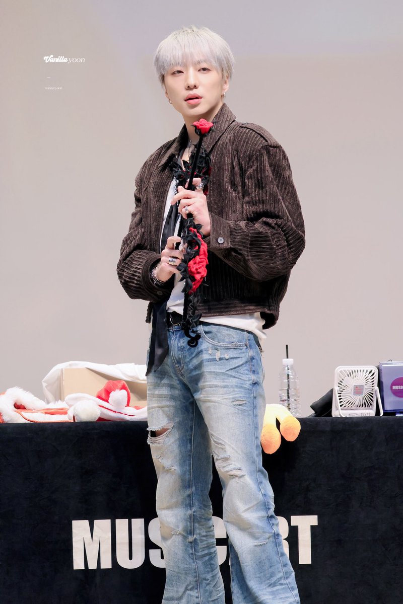 VANILLA_YOON's tweet photo. 251115 뮤직아트 팬싸

🏹🌹

@official_yoon_ 
#강승윤 #seungyoon #姜昇润 #WINNER  #위너 https://t.co/TJFn9ODfoQ