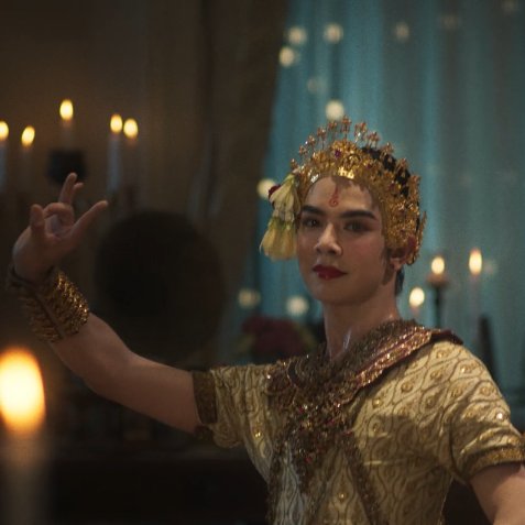 witch_drama's tweet photo. Kaew ne peut voir Yai que furtivement. Ce dernier est déjà jaloux qu'il sorte de la maison et le suit dans une fête où il doit danser...
Le coup où Yai habite le corps de Sin, c'était plutôt bien fait et joué. #Babe est vraiment magnifique en danseur.
#InterminableEP2 https://t.co/XwPTeCBm5q