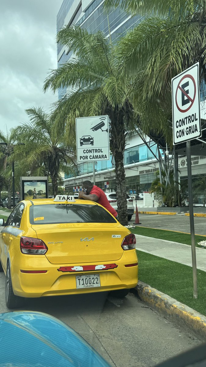 Hasta cuando? No hay certeza de castigo, es el colmo, muy pancho y feliz en su celular y provocando un tranque madre. Irónico bajo un letrero de control con grúa!. <a href="/ATTTPanama/">Autoridad del Tránsito</a> <a href="/Mayer/">Mayer Mizrachi</a> <a href="/Panamaalcaldia/">Alcaldía de Panamá</a>