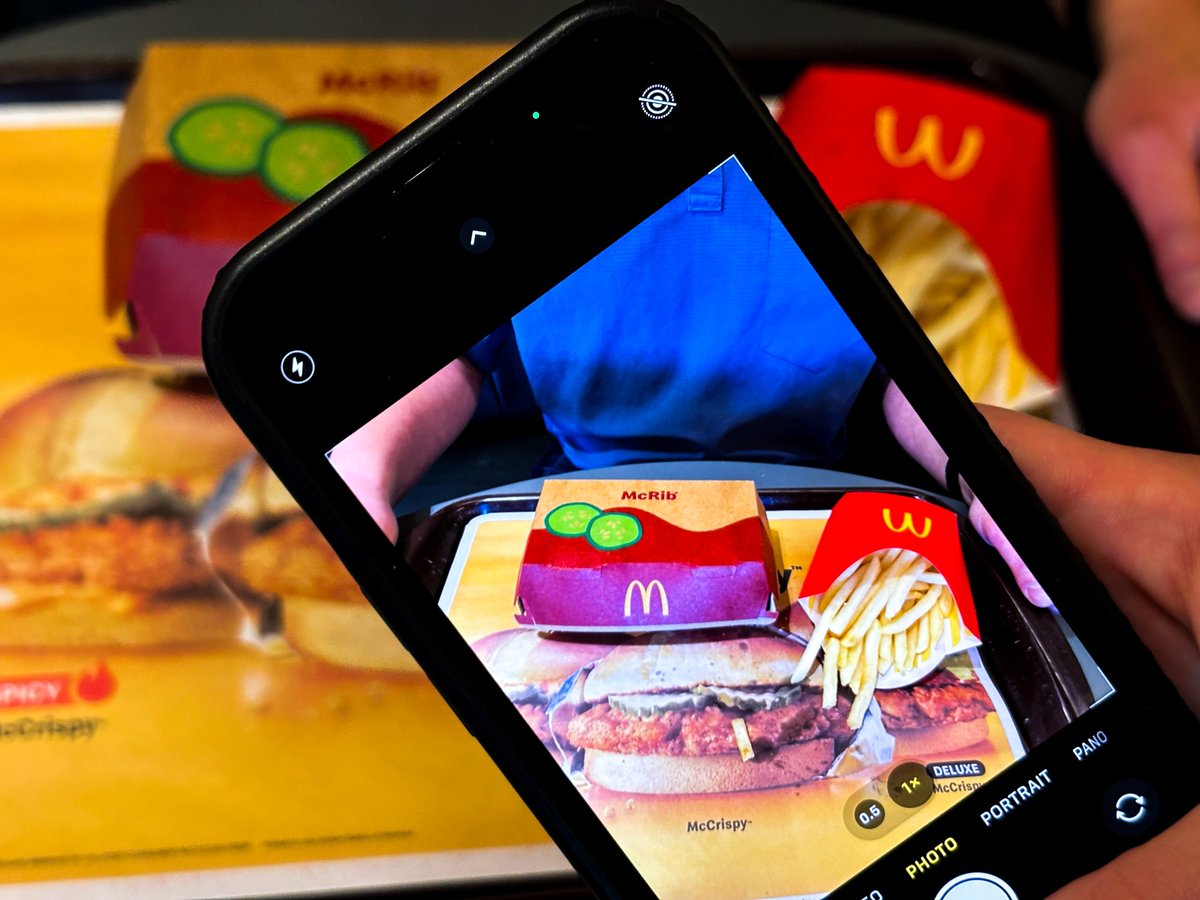 Phone eats first!

#McRib #phoneeatsfirst