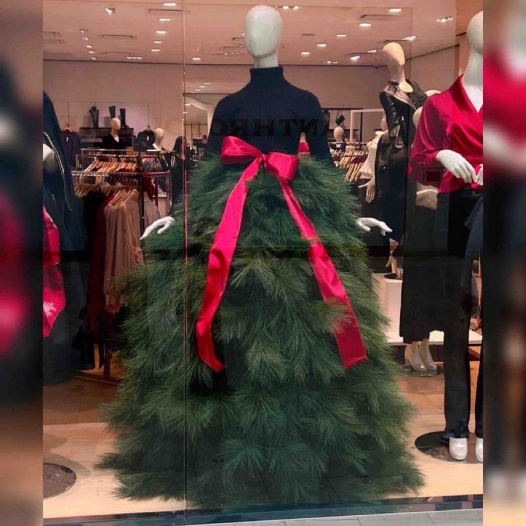 Guarromantico_'s tweet image. Mi familia: Nomás no te vayas a vestir muy acá para Navidad

Yo llegando con mi outfit de navidad: