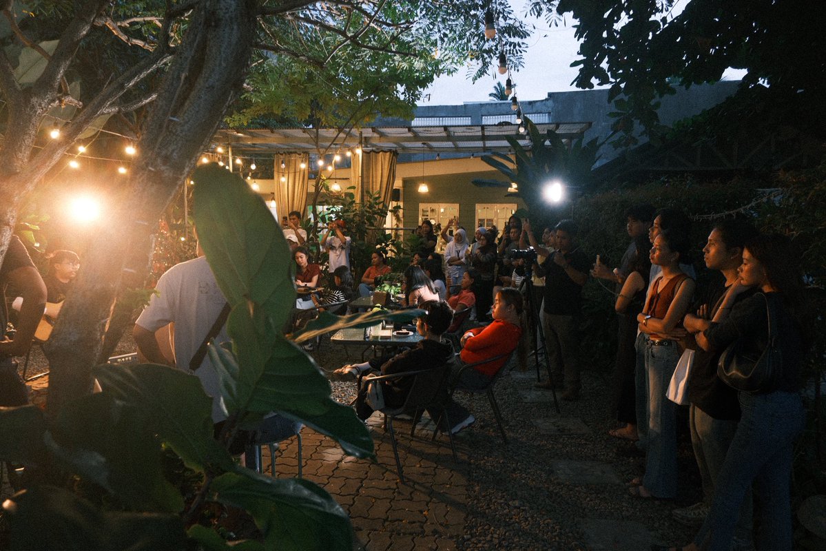 how cute there’s a music gig goers in davao 🥹🫶🏽  to more gigs like this 
(&amp; met some viva one viewers 🤍🤍)
