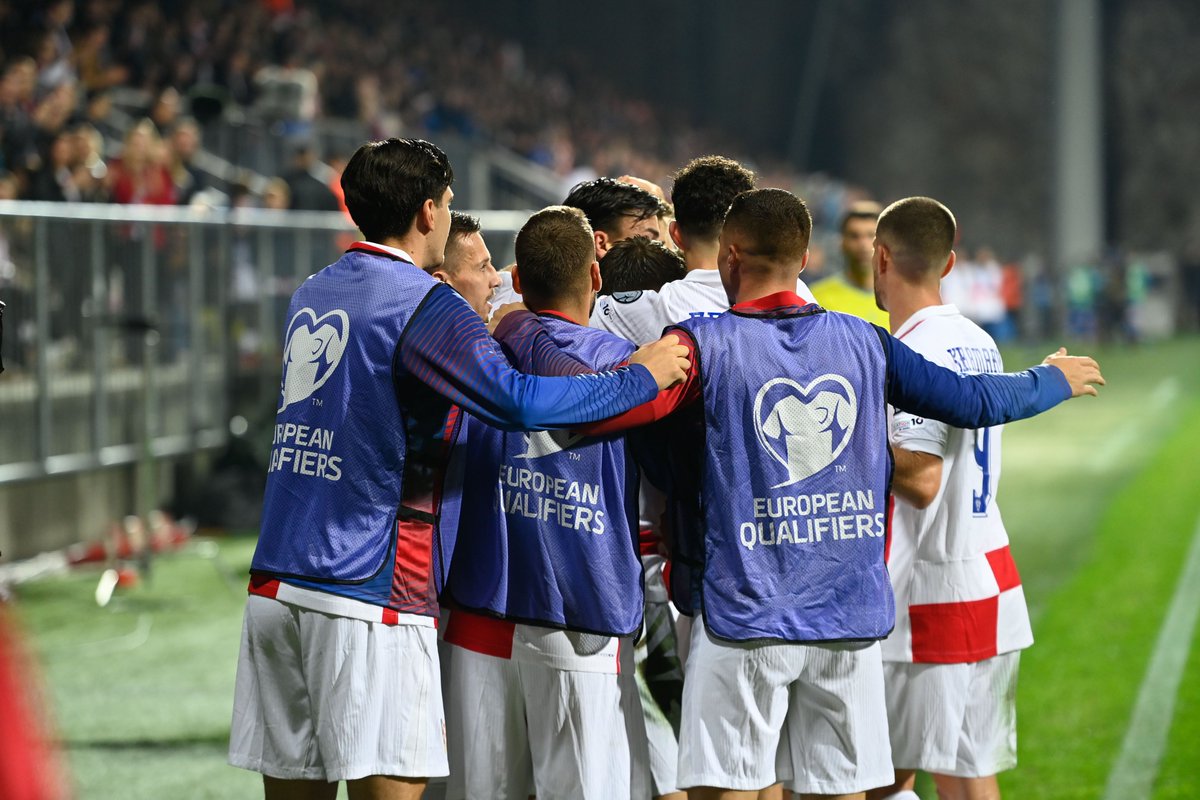 Čestitamo Vatrenima na još jednom sjajnom uspjehu - hrvatsku ćemo reprezentaciju gledati i na nadolazećem <a href="/FIFAWorldCup/">FIFA World Cup</a> u Kanadi, SAD-u i Meksiku! ✌️🔥❤️🎉💪 #Obitelj