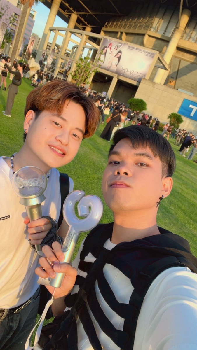 ที่เคยแค่มาส่งคุณแฟนไปคอน ตอนนี้ไปคอนด้วยกันละนะ
จาก แฟนมายครับ สู่ มายแฟนคลับ💜💜 <a href="/Chaineyz/">æ-chaineyz 🍭 Rich Man</a>