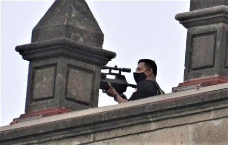 GuacamayanLeaks's tweet image. Reportan la presencia de francotiradores en los techos de palacio nacional. @Claudiashein está enferma de poder.
#GuacamayaLeaks