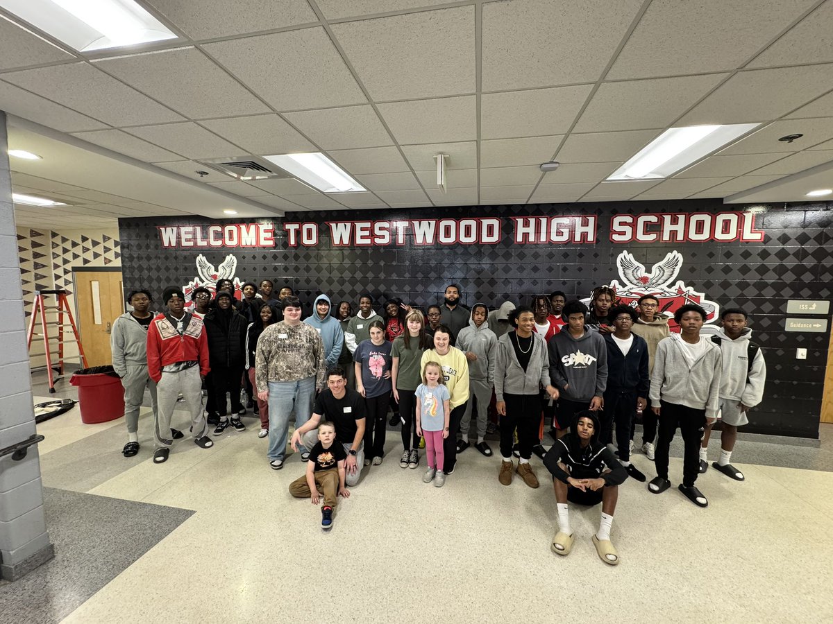 WHS_Redhawks's tweet image. Grateful for @newspring, @westwood_stuco, Adopt-a-Hallway teams &amp;amp; our Boys JV/B-Team @RedhawkMBB for spending their Saturday morning painting &amp;amp; cleaning our campus! 🧹🎨❤️ #ExcelleneceOnPurpose #ServeSaturday #CommunityStrong