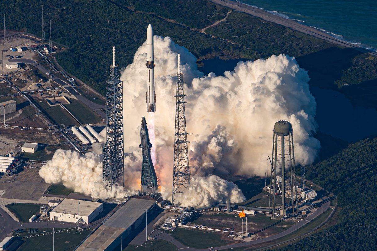 johnkrausphotos's tweet photo. Four launches from four launchpads at Cape Canaveral in the span of about 34 hours.

A wild few days with New Glenn, an Atlas V, and two Falcon 9s. https://t.co/TNtULvkfan
