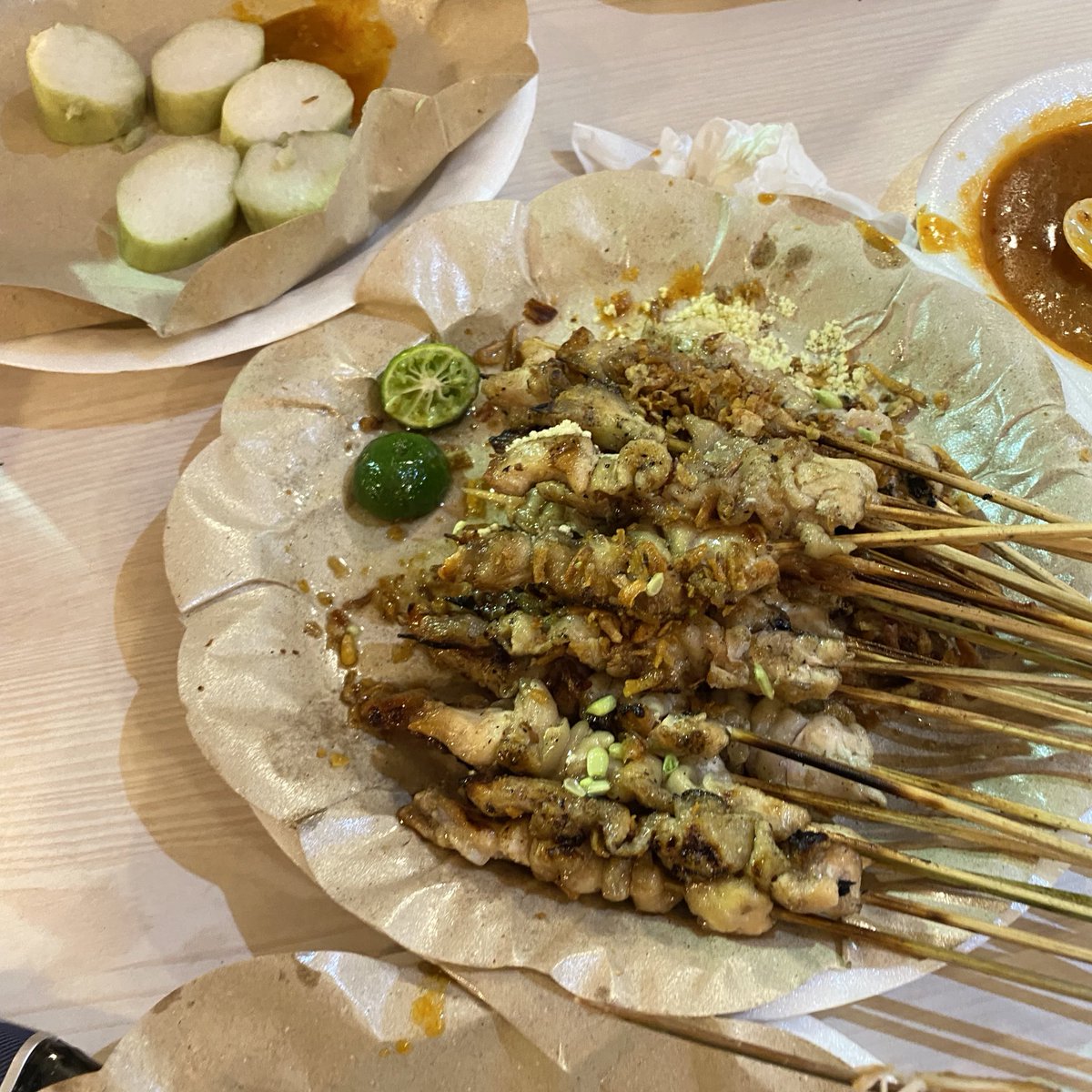 Adara_ID's tweet image. Malam minggu sate taichan dulu beeuties 🫵🏻😋