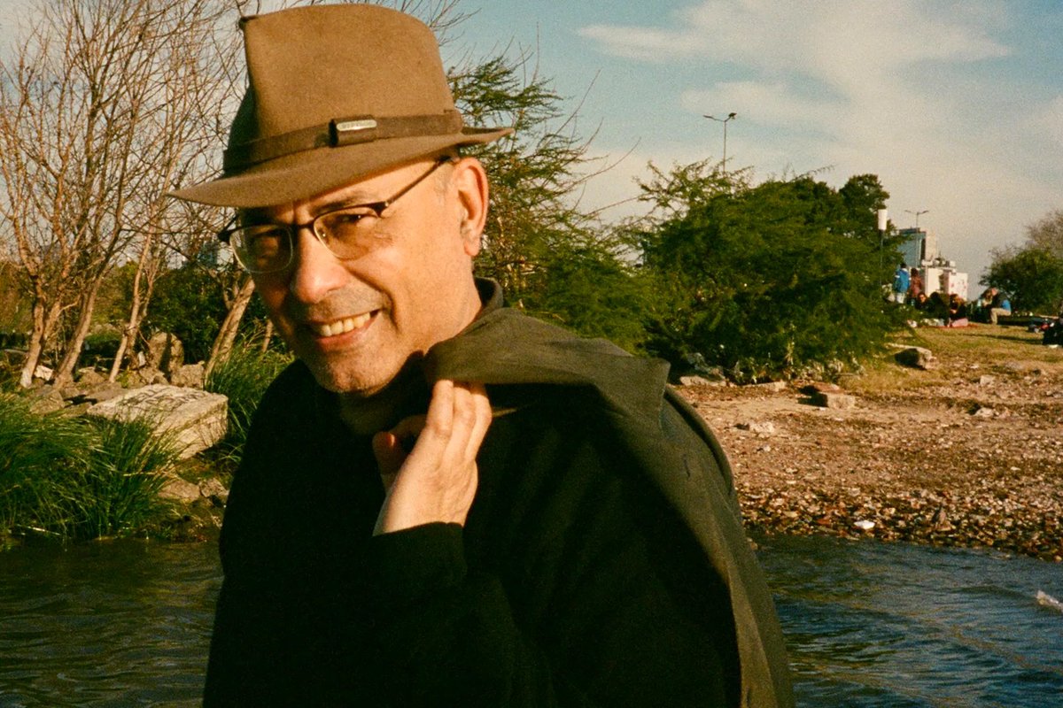 El escritor reconstruye sus años de infancia en Inglaterra, pero con plena conciencia de estar ante una suerte de “enigma” que lo anima a seguir escribiendo.

Conversación con Astrid Riehn sobre PRUEBA DE CÁMARA 
<a href="/ed_entropia/">Editorial Entropía</a> 

<a href="/AstridRiehn/">Astrid Riehn</a> <a href="/pagina12/">Página|12</a> 
pagina12.com.ar/2025/11/14/and…