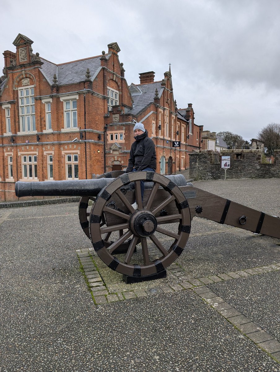 davereidy's tweet photo. Spoilt for choice for cannons in Derry (or Londonderry depending on your persuasion). Sick of getting my leg over. @1Downsy1 @jdeeles @stonier68 @winnerslad @stonier68 #cannonshot #derry https://t.co/pRRYWJR3JU