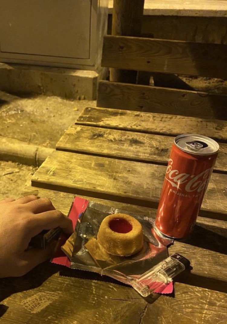 Bugün benim doğum günüm. Kimse hatırlamadı. Anneme arkadaşlarla kutlıycaz diyip tek başıma dışarı çıktım. Şimdi kekimi yiyip evime dönücem. Sırf annem üzülmesin diye...