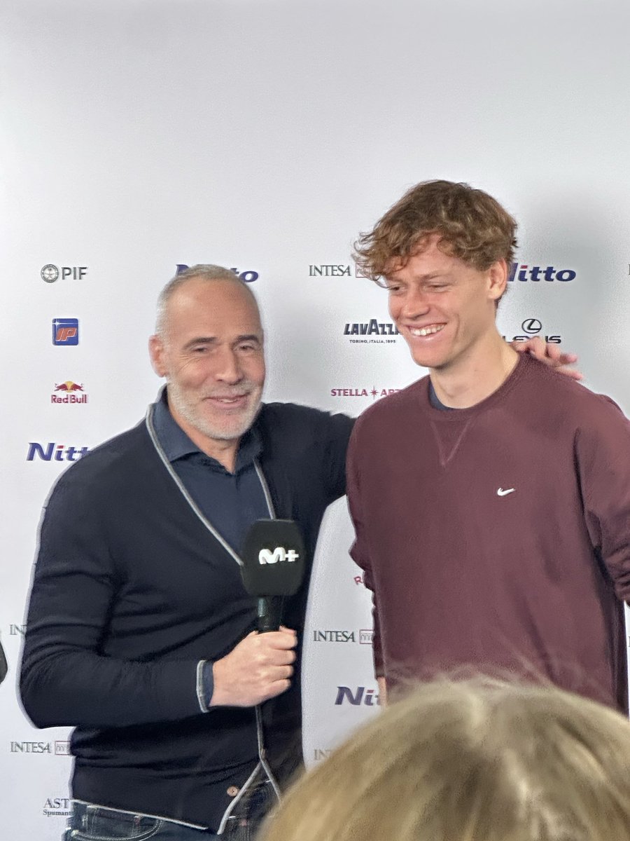 Corretjismo's tweet image. Nuestro mítico Álex Corretja ha hecho que Sinner hable en español nuevamente. 

Con lo dificil que parecía, @alexcorretja74 está haciendo que Sinner tenga algo de carisma. Está en otro nivel, es el mejor periodista de tenis del mundo.