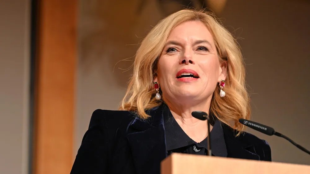 „Deutschland als ‘Puff Europas’? Warum Klöckners Wortwahl mehr schadet als hilft!“

Julia Klöckners Vorgehen in der Debatte um Prostitution ist höchst problematisch, weil es stark moralisierend, einseitig und populistisch geprägt ist.

Ihre pauschale Bezeichnung von Deutschland