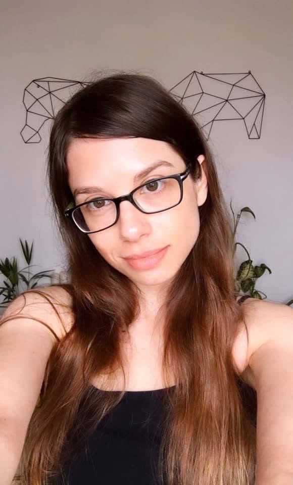 netadror's tweet image. המודל תמונה של גוגל Nano Banana בינתיים הכי מוצלח בלייצר תמונות ״מקצועיות״ (אני בודקת כל מודל שיוצא). רב המודלים משנים לגמרי את הפנים, נראה שהוא מצליח (סוג של) לדייק. הלינק והפרומפט בתגובה הראשונה 😌