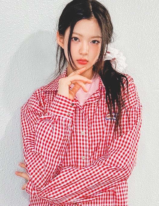 vrora's tweet image. serving RED realness, ☎️🍓💢