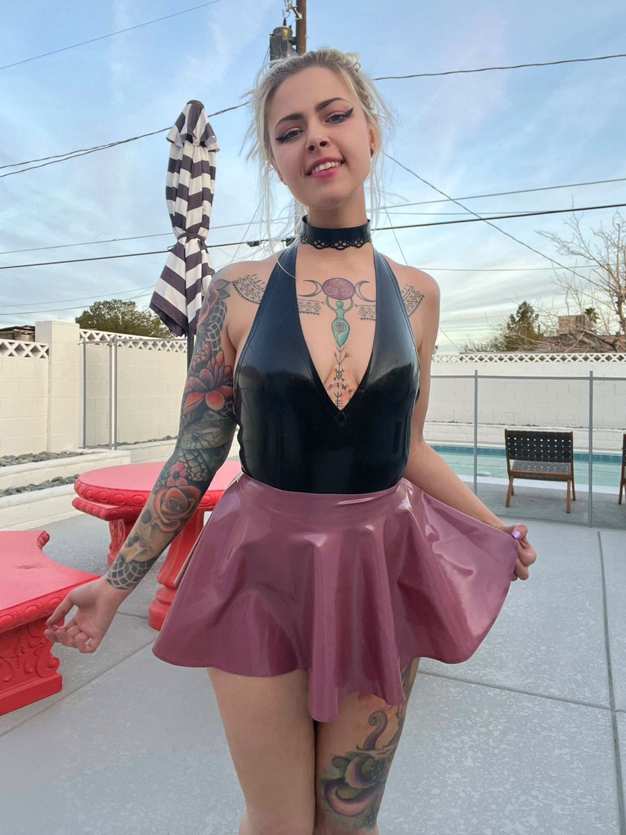 WhoisMercyxox's tweet image. Isn’t this skirt pretty?🖤