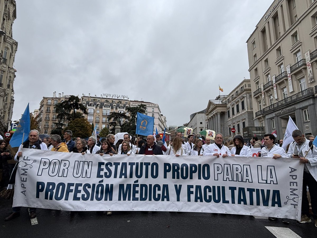 Hoy #15nov manifestación en #Madrid de la profesión médica.

- Por unas condiciones laborales dignas
- No a las guardias de 24 H
- No al exceso de horas semanales trabajadas
- Porque las guardias coticen para la jubilación
- Porque se reconozca y se valore nuestro liderazgo y
