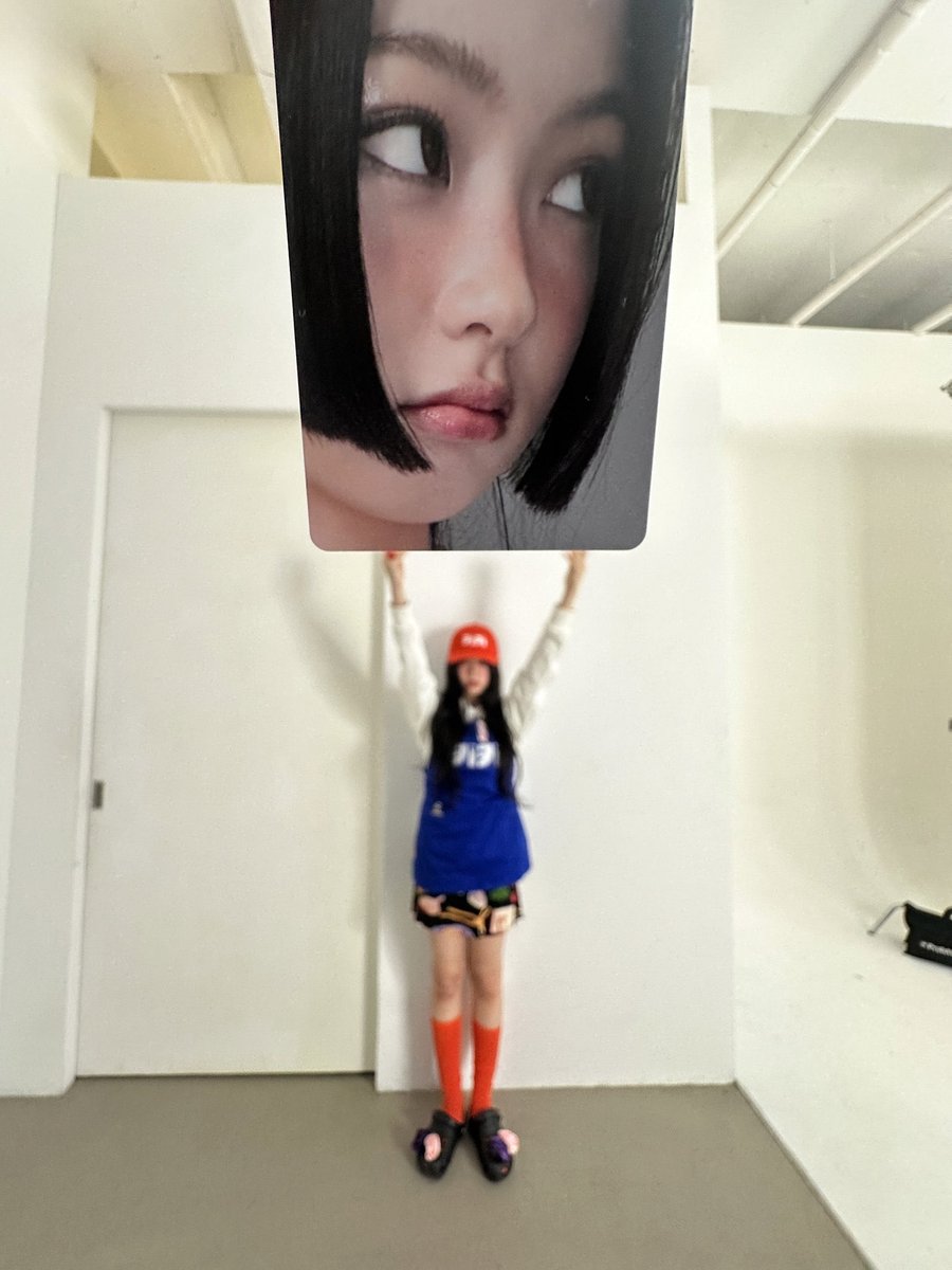 vrora's tweet image. the oversized photocard is clearly the main character, ★💬