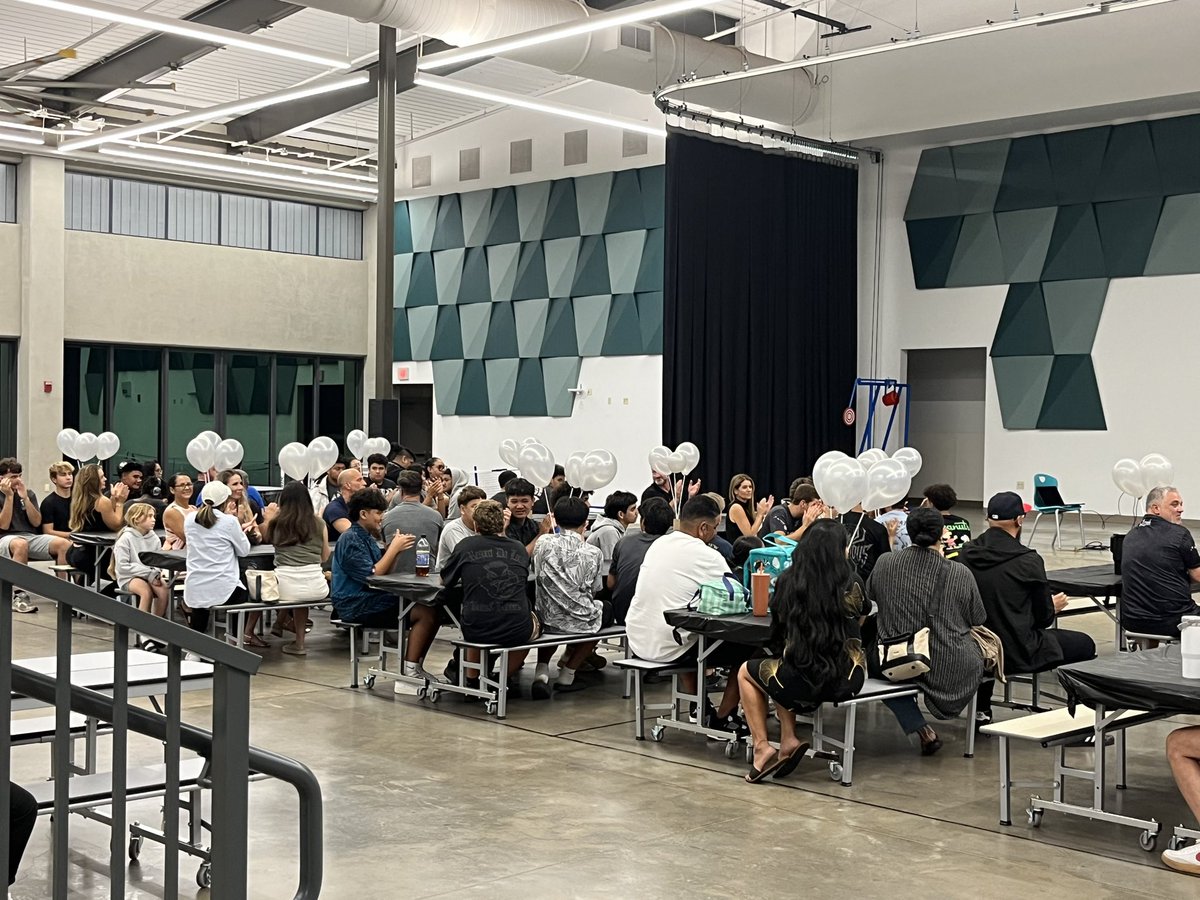 KHSMantaRays's tweet image. A special thanks to Sol Bros catering, @sius_studio and our wonderful Manta Rays moms who made for a special football banquet night yesterday! We’re all proud of our boys and celebrated the school’s FIRST 11-man football season. Next year: VARSITY! #LetsGoRays