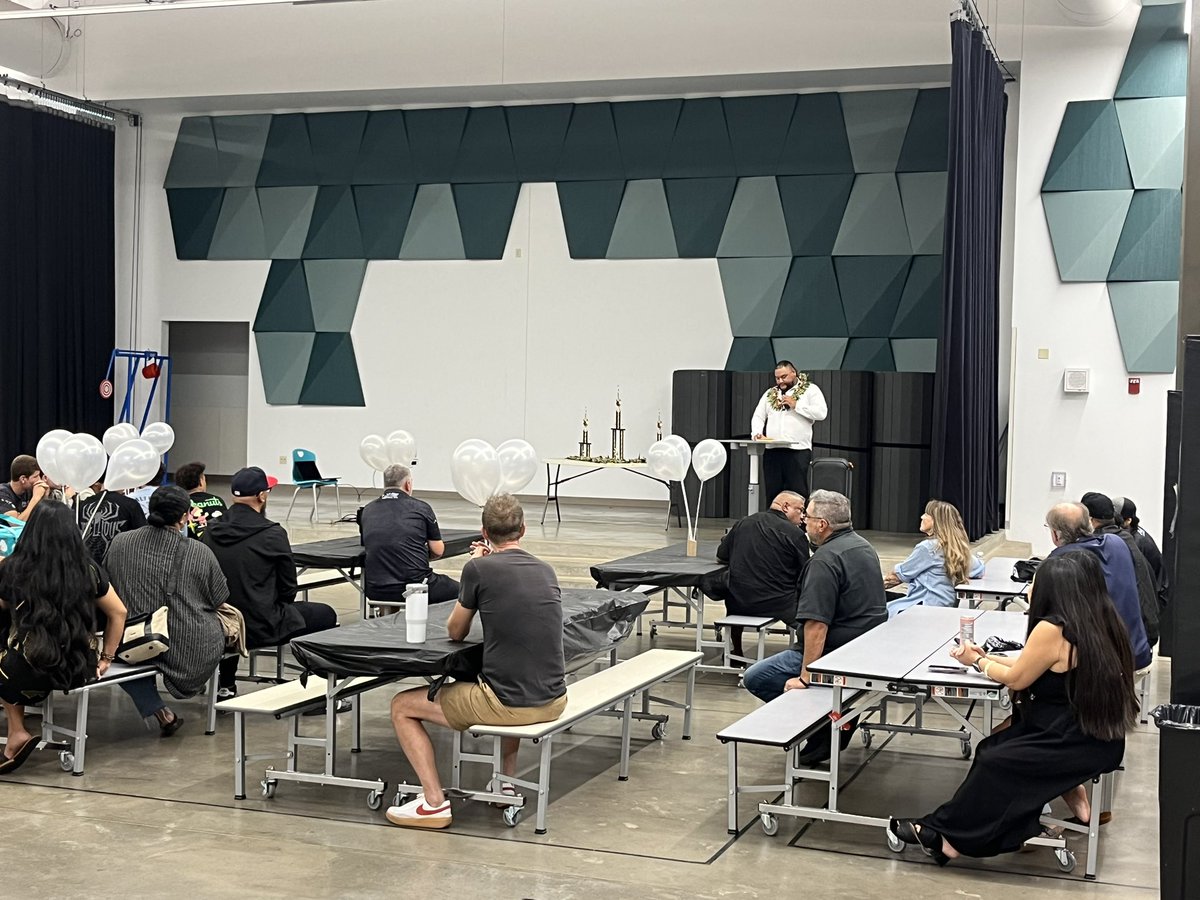 KHSMantaRays's tweet image. A special thanks to Sol Bros catering, @sius_studio and our wonderful Manta Rays moms who made for a special football banquet night yesterday! We’re all proud of our boys and celebrated the school’s FIRST 11-man football season. Next year: VARSITY! #LetsGoRays