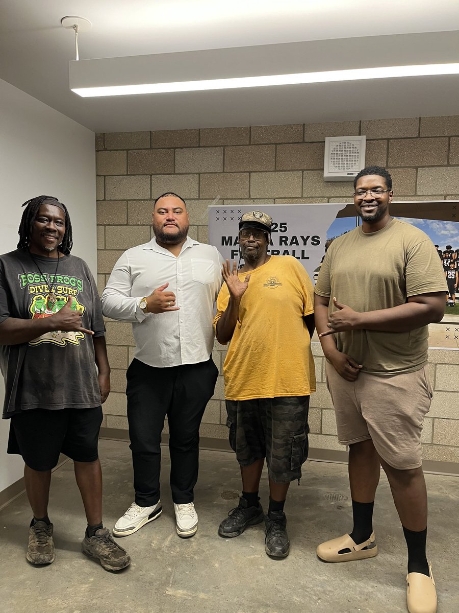 KHSMantaRays's tweet image. A special thanks to Sol Bros catering, @sius_studio and our wonderful Manta Rays moms who made for a special football banquet night yesterday! We’re all proud of our boys and celebrated the school’s FIRST 11-man football season. Next year: VARSITY! #LetsGoRays