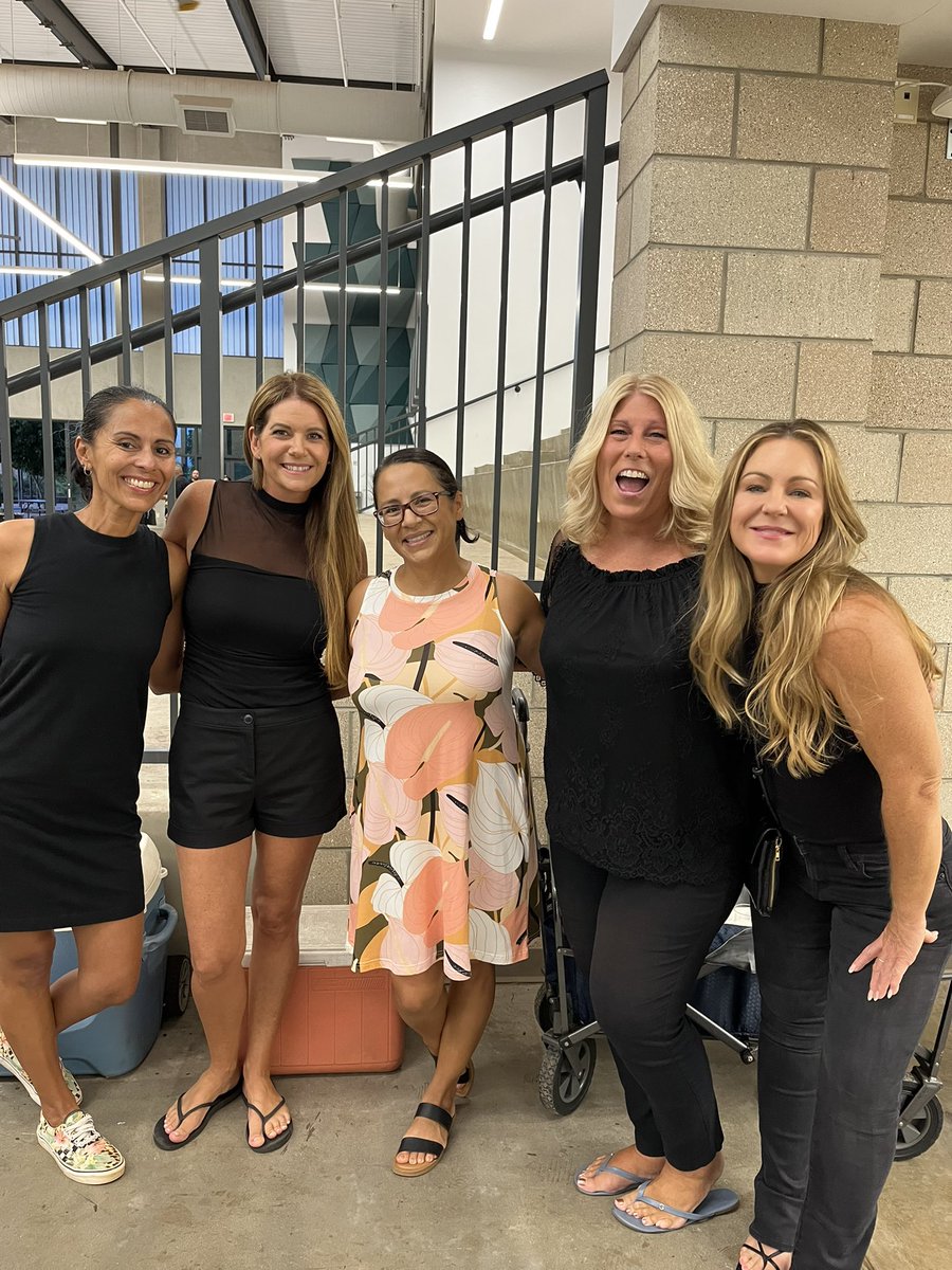 KHSMantaRays's tweet image. A special thanks to Sol Bros catering, @sius_studio and our wonderful Manta Rays moms who made for a special football banquet night yesterday! We’re all proud of our boys and celebrated the school’s FIRST 11-man football season. Next year: VARSITY! #LetsGoRays