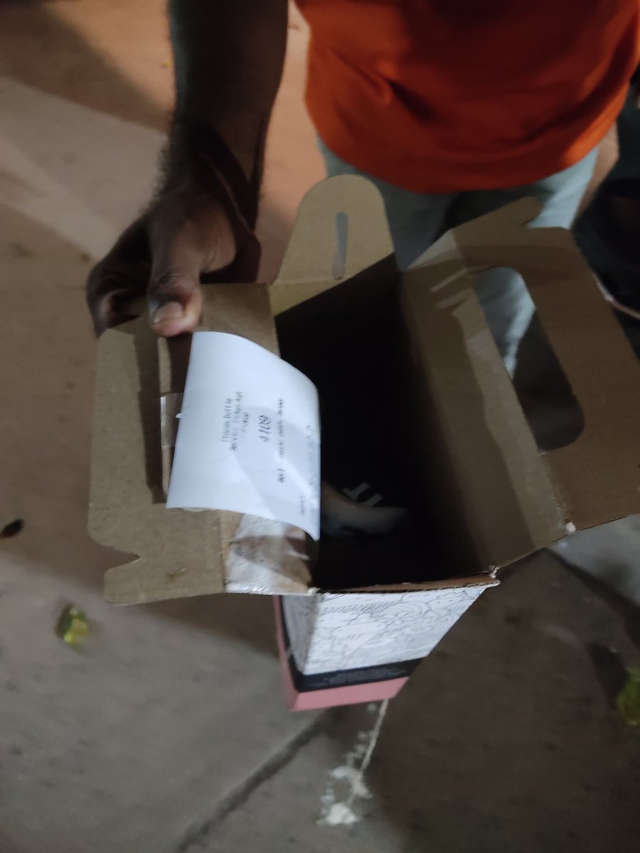WordsofMahith's tweet photo. Dear @Swiggy @SwiggyCares where there's a packing spillage issue and the entire food content got wasted make sure that you respond properly and give proper resolution. My money got wasted and the food I ordered was also wasted for that your chat bot is offering 25/- https://t.co/W3B8TLFXfh