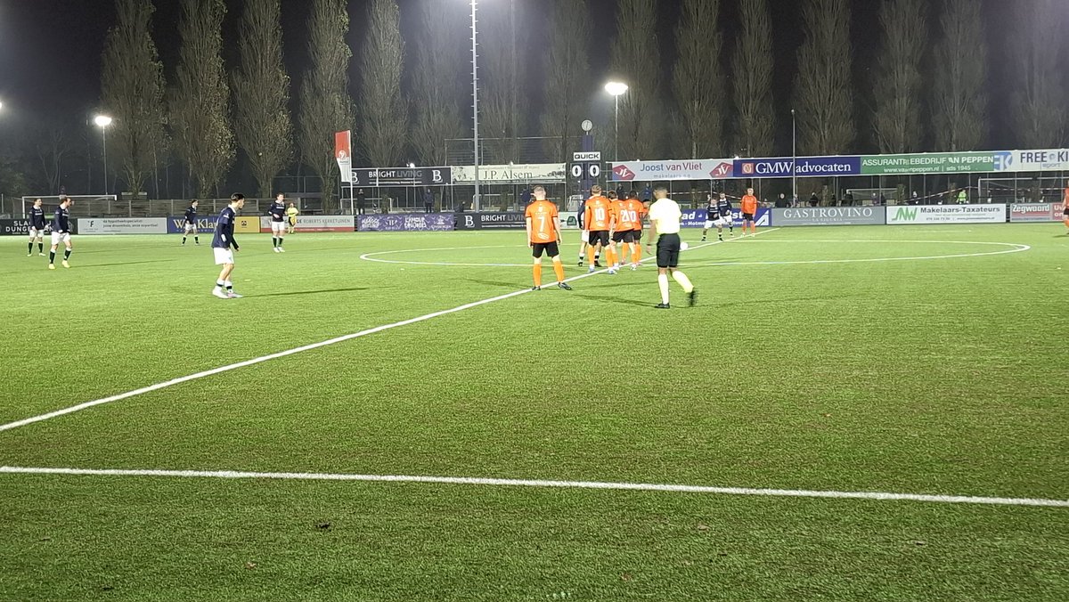 SHO heeft afgetrapt en forceert meteen een corner.