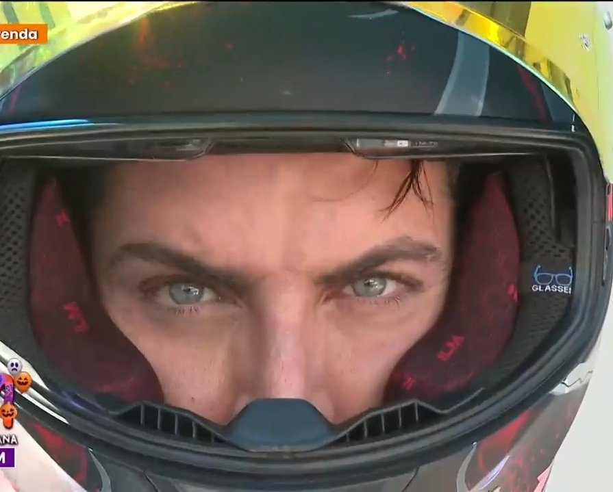 Esos besos que te di amor , traigo esa canción   en mi mente pero viendo a #AgusFernandez  en # VLAFinDeSemana
VLA GRACIAS X AGUS