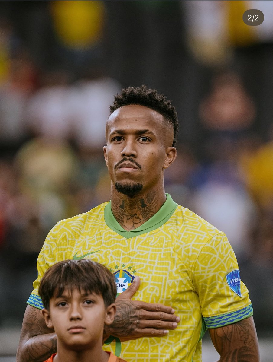 Militão jogou muito bem. Seja na lateral ou como zagueiro, ele entrega um nível absurdo. O cara é consistente, seguro, rápido e não deixa espaço pra erro. Não importa a posição, ele domina o jogo.