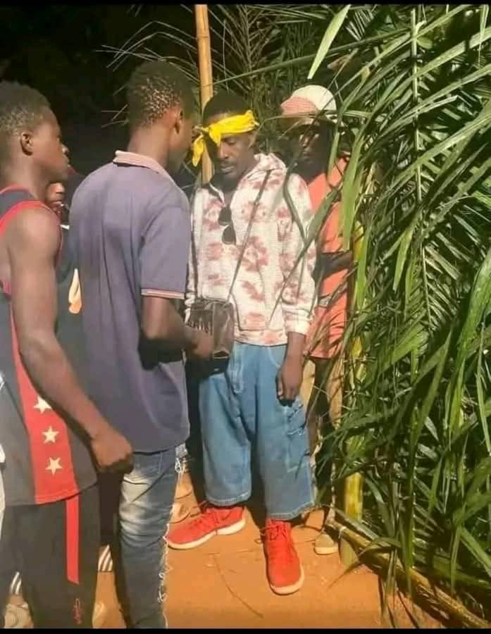 Garçons 200f. 
Filles feu vert. 
Appareil de musique : radio cassette de marque Sony qui prend 12 piles  
Boisson : sirop de couleur rouge ou verte  
Heure d'animation : de 20h à l'aube. 🤣🤣🤣

Les nés en 2000 ne peuvent rien comprendre