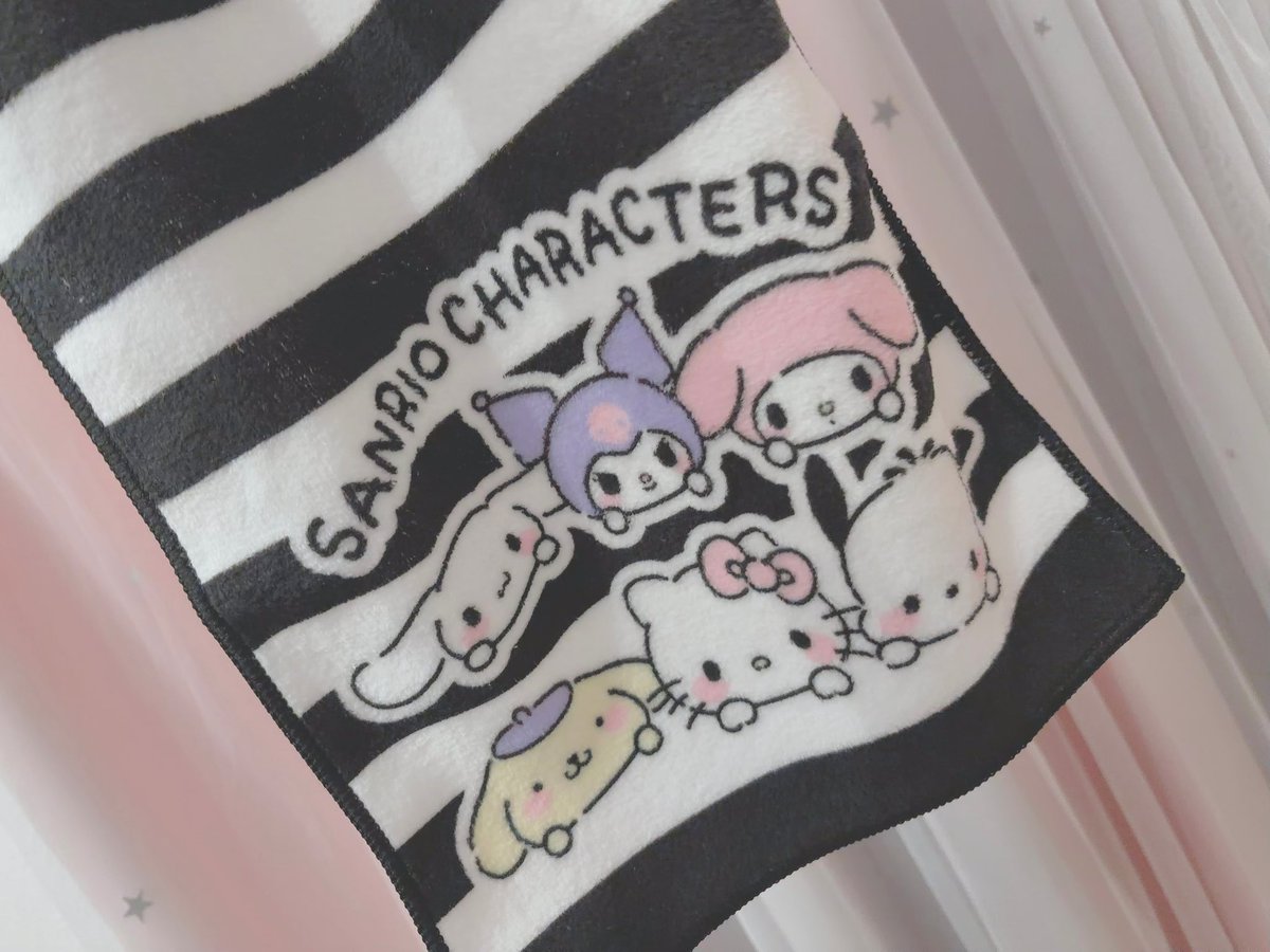 ne___mu3's tweet photo. 青山で来店プレゼントでもらったサンリオのタオルがかわいい🎶ブラックフライデー柄 https://t.co/nZCGazJUmb