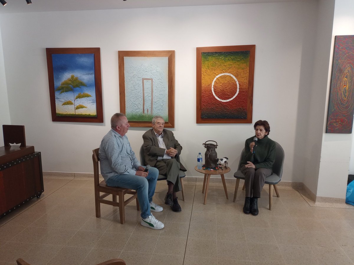 LaVacaQueLee's tweet photo. El amor en la poesía y a través del tiempo, una exposición de don Gabriel Roldán Pérez y Aura Inés Ossa.

#LaVacaQueLee 
#EntrerriosEnFestival https://t.co/8eSQWgiUhG