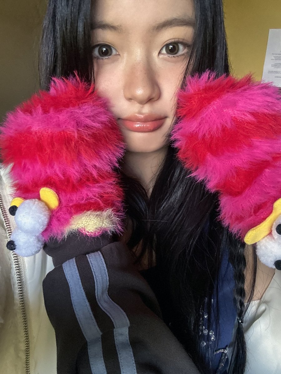 vrora's tweet image. literally feeling like a cozy little gremlin with my tiny plush sidekicks. not sure if these are supposed to be animals or just tiny creatures of pure chaos, but either way, they’re my new besties!! ˚.⋆🪐 ⋆⭒˚.⋆