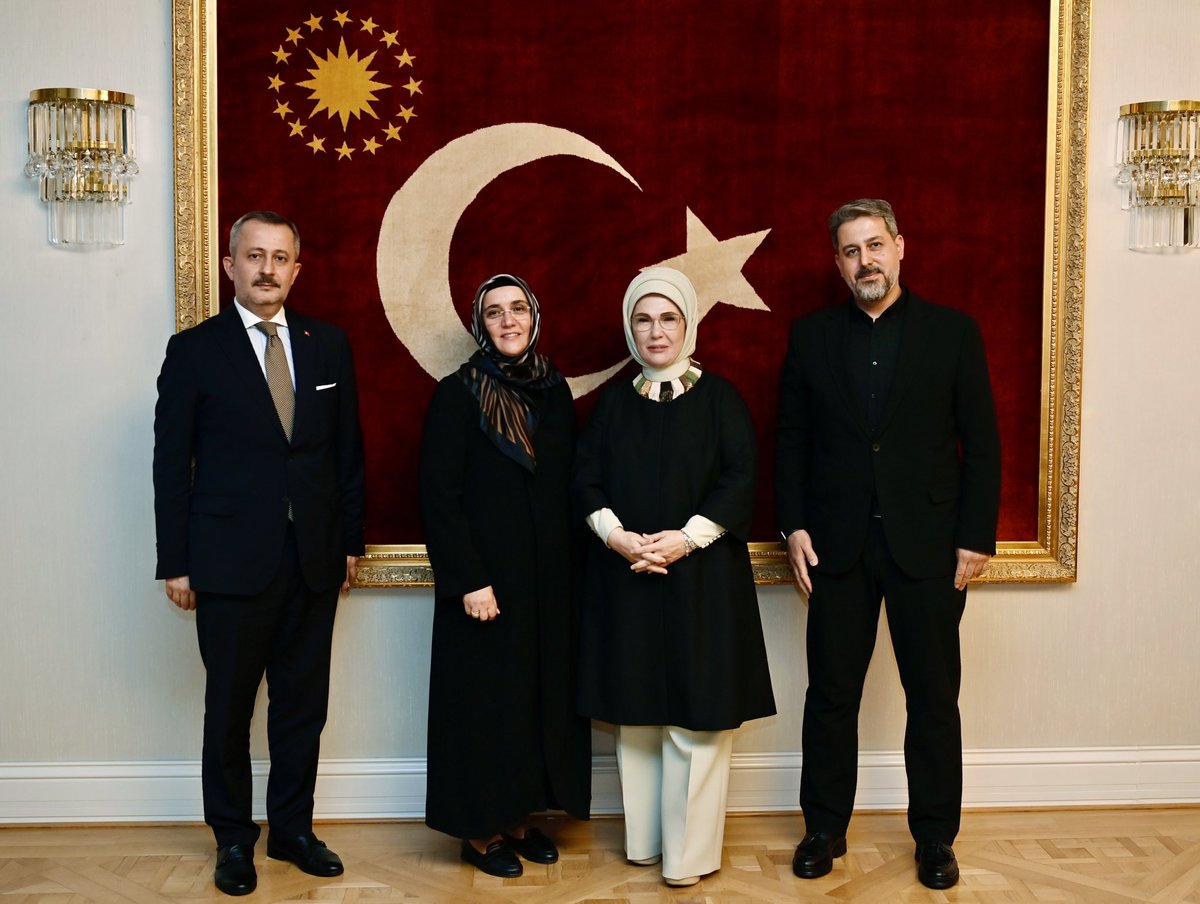 İstanbul Aile Vakfı temsilcileri ile bir araya gelmekten memnuniyet duydum. 

Aile kurumunu korumak ve yaşatmak için yürüttükleri çalışmalarla ilgili değerlendirmelerde bulunduk. Aileyi güçlendirmeye yönelik gayretlerinde başarılar diliyorum. <a href="/istnblailevakfi/">İstanbul Aile Vakfı</a>