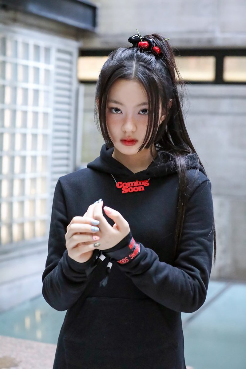 vrora's tweet image. 🍒..)  a touch of red, a hint of attitude, &amp;amp;&amp;amp; a stare that says more than words ever could. watch closely!