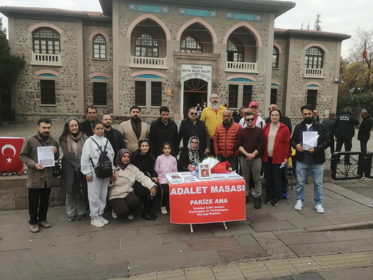 Pakize Ana Pkk terör örgütünün avrupa insan hakları mahkemesine yaptigi basvuruda Türkiye Adına Savunma yaptırılmış ve sayesinde dava kazanılmış Şehit Anasıdir. 

Sanıyorlar ki Pakize Ana yalnizca muhaliflerle birlikte olup Cumhur ittifakını elestiriyor. Şu masada ve Şehit