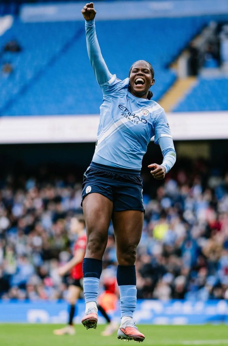 DaniBelmonte00's tweet image. Il Derby di #Manchester termina 3-0 per il City che vola in testa a 24 punti in classifica, firmano Hemp, Shaw e Knaak. #Elclassico davanti a 36.276 spettatori il #Barcellona cala il poker al #Realmadrid con doppietta di Pajor, Schertenleib e Bonmatí su assist di Mapi.